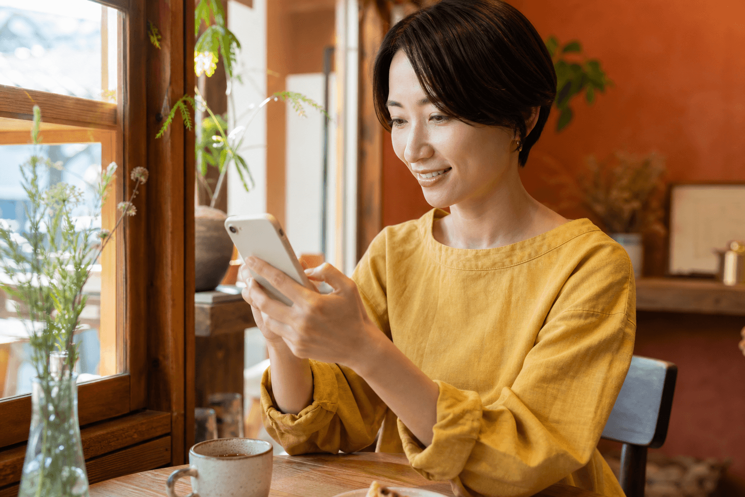 スマートフォンでSNSを見る女性